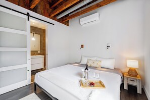 Zimmer, 1 King-Bett, eigenes Bad, zum Innenhof hin | Verdunkelungsvorhänge, Bügeleisen/Bügelbrett, kostenloses WLAN