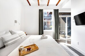 Room, 1 King Bed, Private Bathroom, Courtyard Area