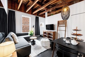 Studio Suite, 1 Queen Bed with Sofa bed, Kitchen | Living area | Smart TV - Le Plateau Lofts  Hotel (Montréal)