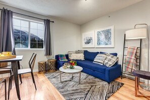 TV - Delightful 2BR Mountain Escape in Canmore (Canmore)