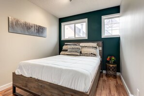 2 bedrooms, iron/ironing board, WiFi, bed sheets - Delightful 2BR Mountain Escape in Canmore (Canmore)