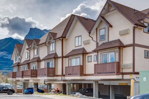 Exterior - Delightful 2BR Mountain Escape in Canmore (Canmore)