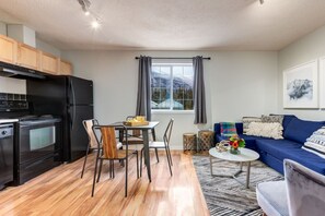 TV - Delightful 2BR Mountain Escape in Canmore (Canmore)