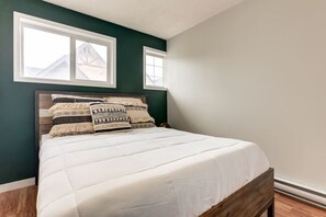 2 bedrooms, iron/ironing board, WiFi, bed sheets - Delightful 2BR Mountain Escape in Canmore (Canmore)