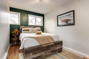 2 bedrooms, iron/ironing board, WiFi, bed sheets - Delightful 2BR Mountain Escape in Canmore (Canmore)