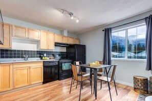 Fridge, microwave, oven, stovetop - Delightful 2BR Mountain Escape in Canmore (Canmore)