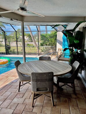 Outdoor dining - Sarasota Sunshine Bungalow-Private Pool, Tropical Yard & Minutes to Siesta Key (Sarasota)