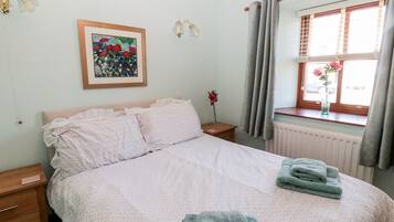 2 kamar tidur dan didekorasi berbeda-beda