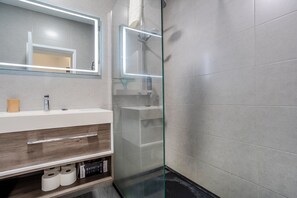 Dusche, Haartrockner, Handtücher