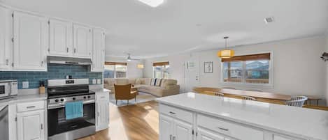 Kylskåp, mikrovågsugn, ugn och spishäll