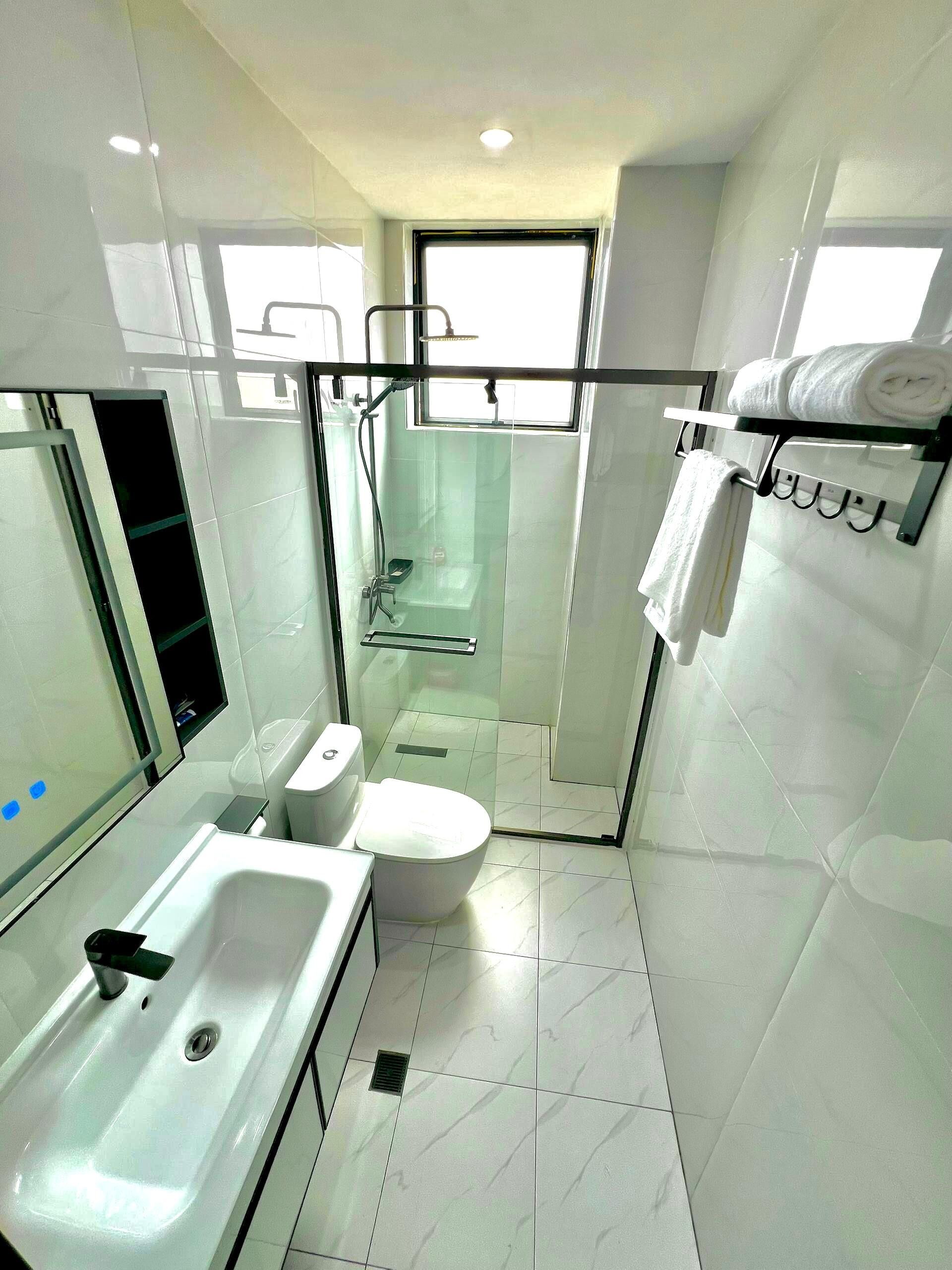 Doccia, bidet, asciugamani, sapone