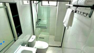 Doccia, bidet, asciugamani, sapone
