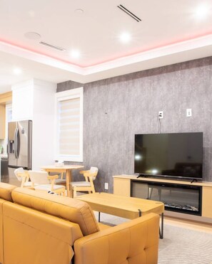 TV, fireplace, stereo, offices - Elegant & stylish modern residence (Vancouver)