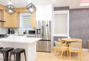 Fridge, microwave, oven, stovetop - Elegant & stylish modern residence (Vancouver)