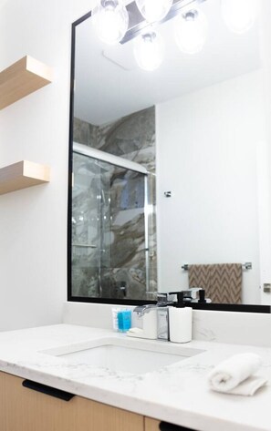Shower, hair dryer, towels - Elegant & stylish modern residence (Vancouver)