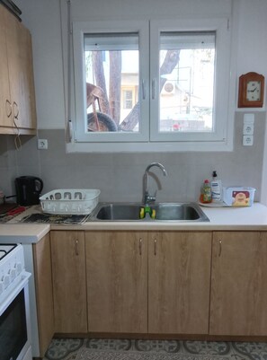 Oven, stovetop - Yr Olewydden, a 2-bedroom house in a tranquil neighborhood of authentic Piraeus (Keratsini)