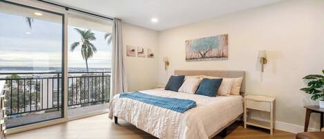 Bureau, fer et planche à repasser, lit parapluie, Wi-Fi