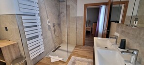 Shower, towels, shampoo, toilet paper - Quiet vacation apartment with terrace and garden - wellness use included. (Reutte)