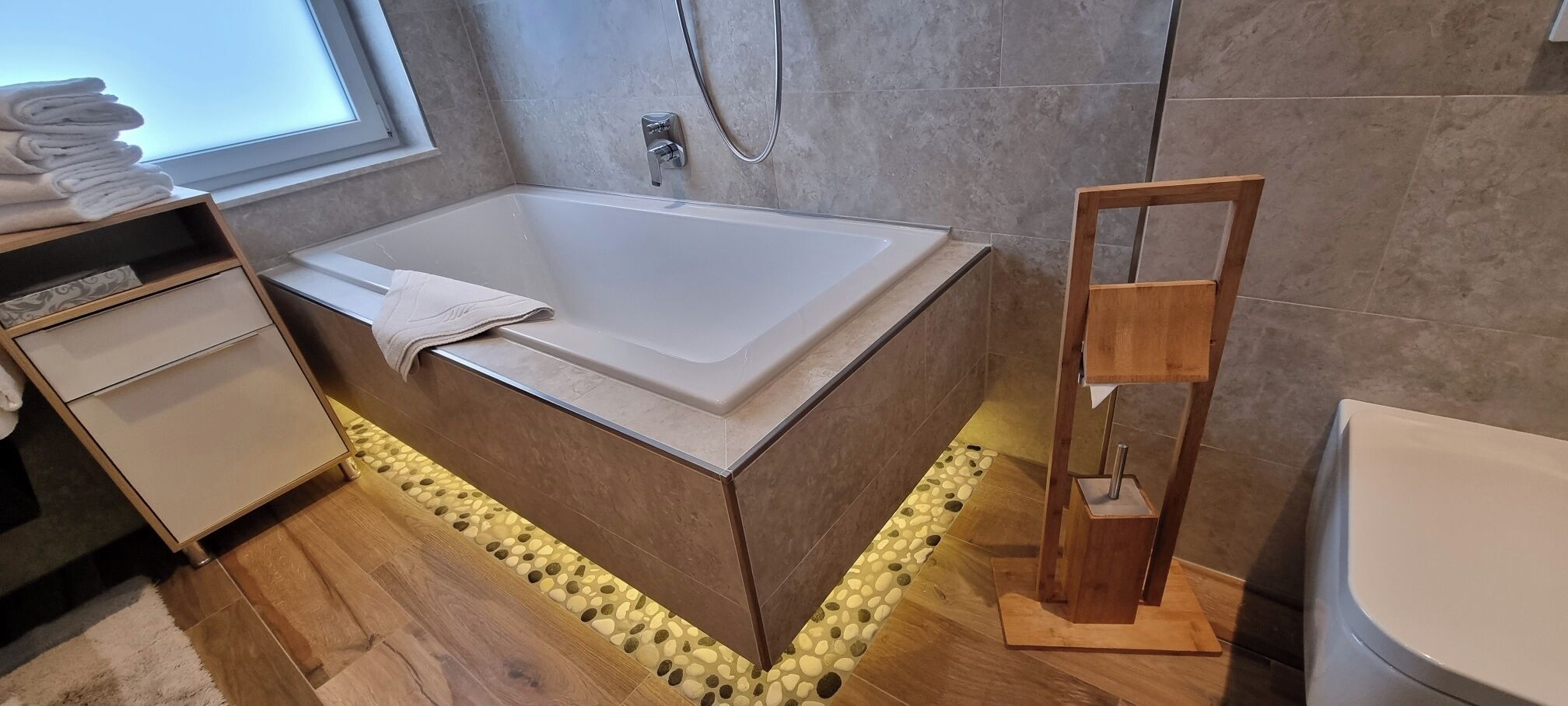 Douche, serviettes fournies, shampoing, papier toilette