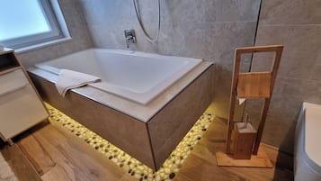 Dusche, Handtücher, Shampoo, Toilettenpapier