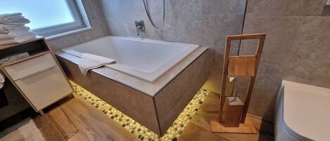 Douche, serviettes fournies, shampooing, papier de toilette