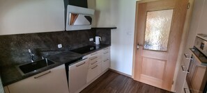Fridge, oven, stovetop, dishwasher - Quiet vacation apartment with terrace and garden - wellness use included. (Reutte)