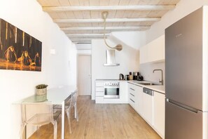 Wasserkocher mit Kaffee-/Teezubehör, Kühlschrank, Mikrowelle, Ofen