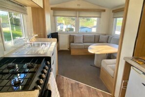 Private kitchen - Relaxing Coastal Retreat with Scenic Countryside Views (Newquay)