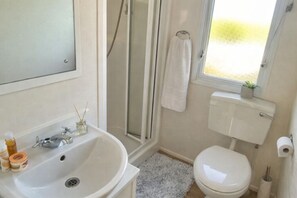 Shower, hair dryer, towels, soap - Relaxing Coastal Retreat with Scenic Countryside Views (Newquay)