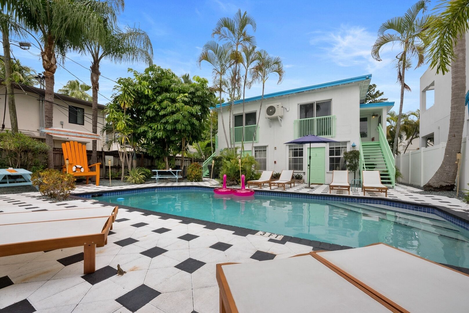 Een buitenzwembad, open van 08.00 uur tot 19.00 uur, en ligstoelen