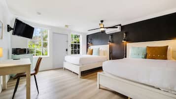 Rom – standard, 2 dobbeltsenger, privat bad (Self check-in) | Memory foam-senger, skrivebord og skrivebord for bærbar PC