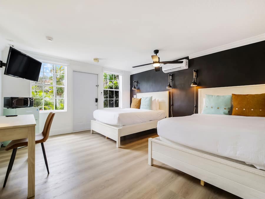 Rom – standard, 2 dobbeltsenger, privat bad (Self check-in) | Memory foam-senger, skrivebord og skrivebord for bærbar PC