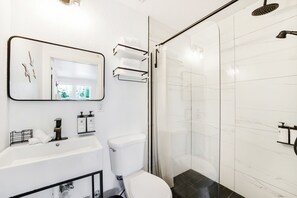 标准房, 1 张特大床, 私人浴室 (Self check-in) | 浴室 | 淋浴设施、吹风机、毛巾、肥皂