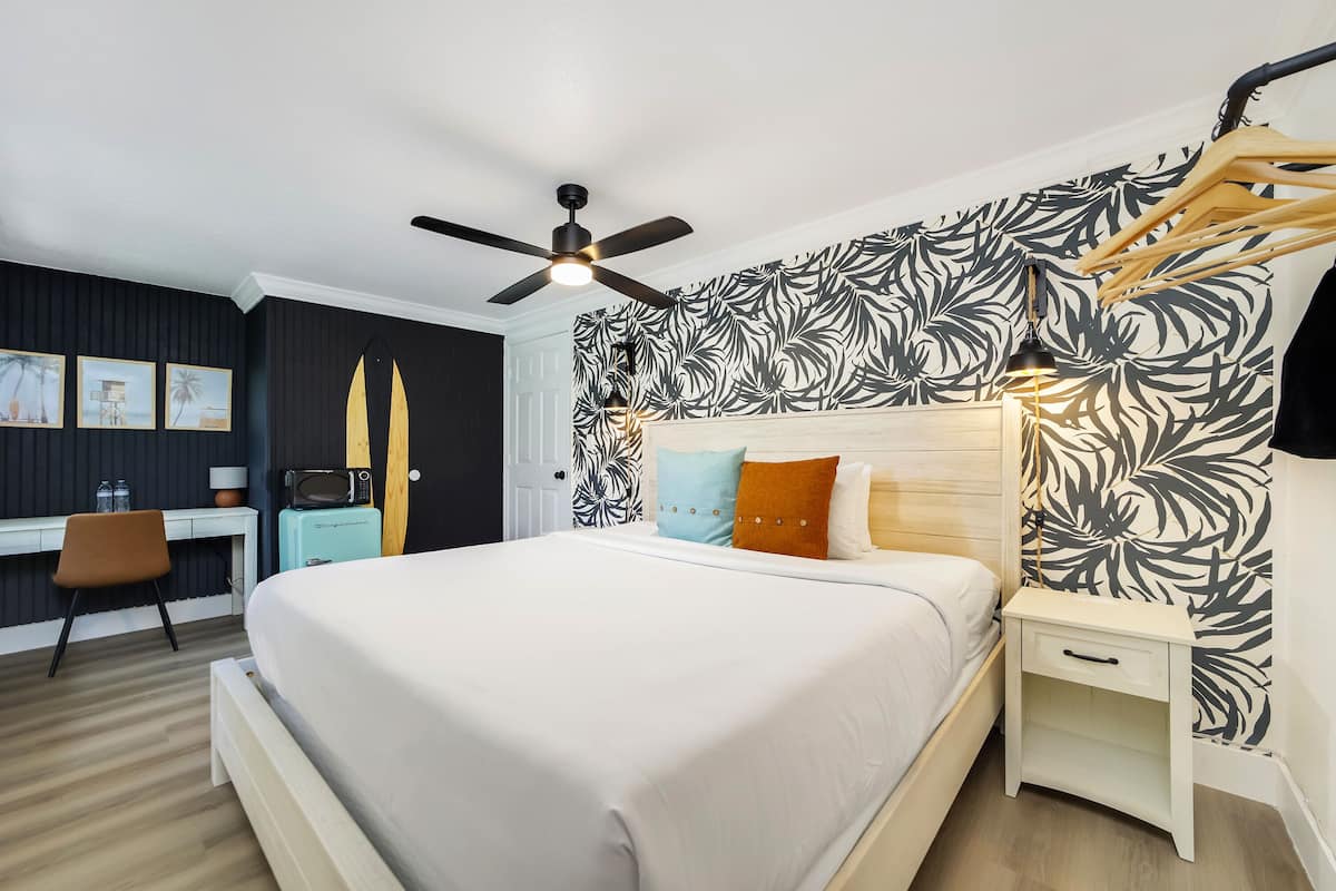 Standard Room, 1 King Bed, Private Bathroom (Self check-in) | Memory foam beds, desk, laptop workspace, blackout drapes