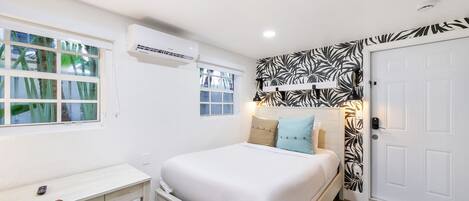 Standardzimmer, 1 Queen-Bett, eigenes Bad (Self check-in) | Betten mit Memory-Foam-Matratzen, Schreibtisch