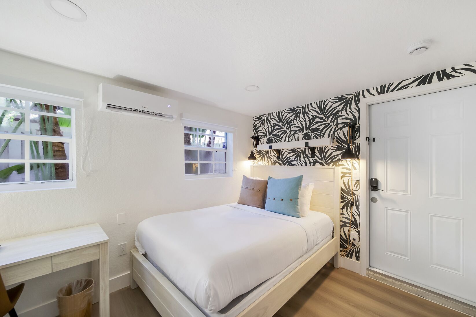 Chambre Standard, 1 grand lit, salle de bain privée (Self check-in) | Lit avec matelas en mousse à mémoire, bureau