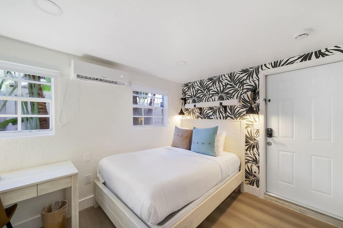 Chambre Standard, 1 grand lit, salle de bain privée (Self check-in) | Lit avec matelas en mousse à mémoire, bureau