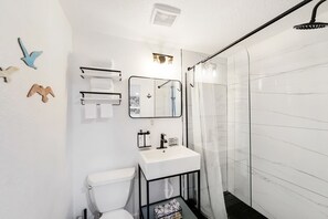Standard Room, 1 Queen Bed, Private Bathroom (Self check-in) | Bathroom - The Victoria Hotel (Fort Lauderdale)