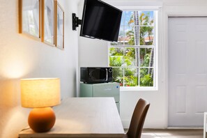 Betten mit Memory-Foam-Matratzen, Schreibtisch