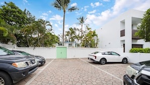 Property grounds - The Victoria Hotel (Fort Lauderdale)