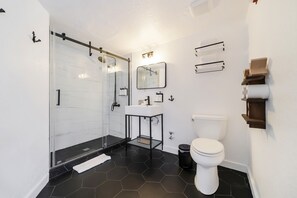 Habitación estándar, 2 camas dobles, baño privado (Self check-in) | Baño | Ducha, secador de pelo, toallas y jabón