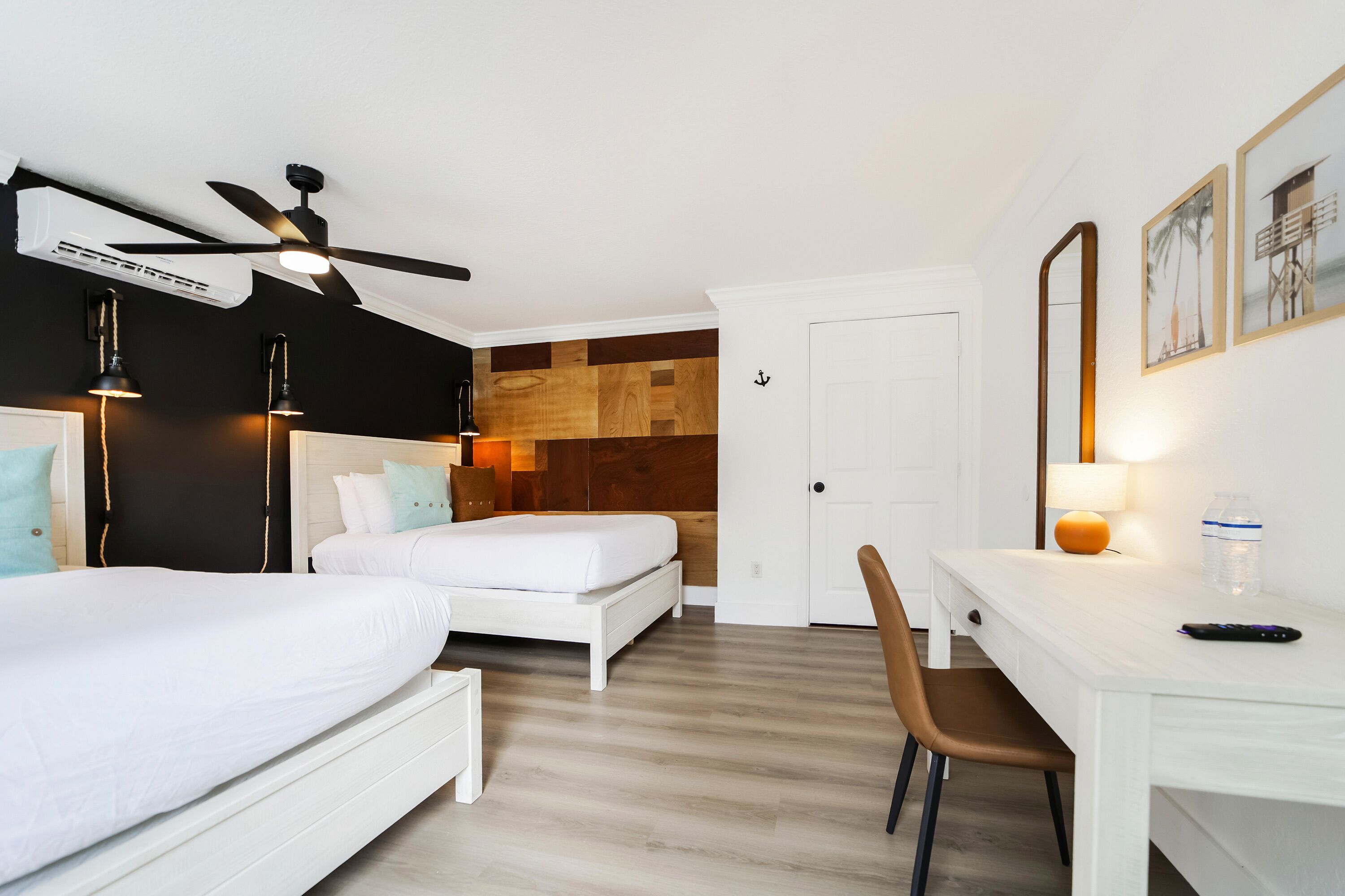 Rom – standard, 2 dobbeltsenger, privat bad (Self check-in) | Memory foam-senger, skrivebord og skrivebord for bærbar PC