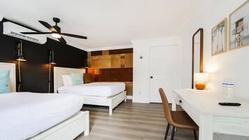 Rom – standard, 2 dobbeltsenger, privat bad (Self check-in) | Memory foam-senger, skrivebord og skrivebord for bærbar PC