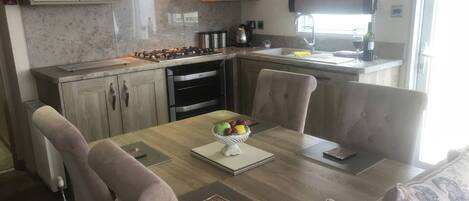 เครื่องครัว/จาน/ช้อนส้อม