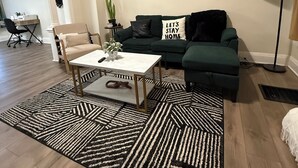 Un salon avec un canapé, une table basse et un tapis.