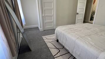 2 bedrooms, desk, WiFi, bed sheets