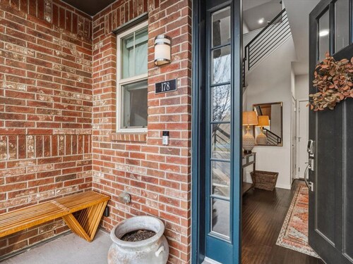 Spacious Modern Home: 3 En-Suites by Tennis Courts