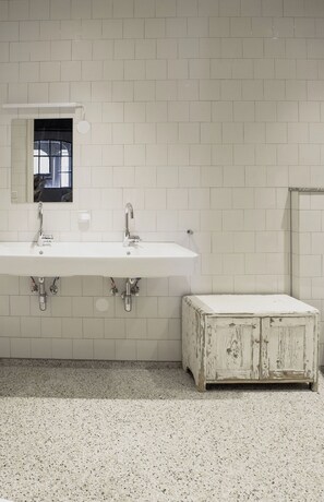 吹风机、毛巾、肥皂、卫生纸