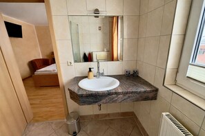 Shower, hair dryer, towels, soap - Vacation room directly at the Ellbogensee (Priepert)