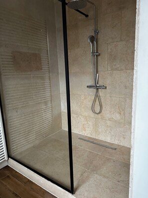 タオル、石鹸、トイレットペーパー